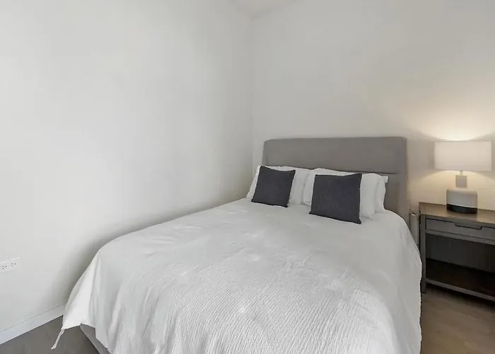 Landing Modern With Amazing Amenities * Чикаго